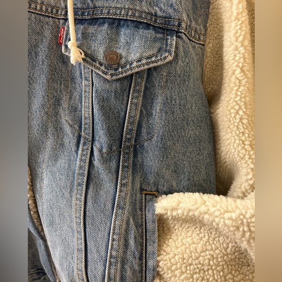 Levi’s Sherpa Sleeve Denim Trucker Jacket - Picture 2 of 6